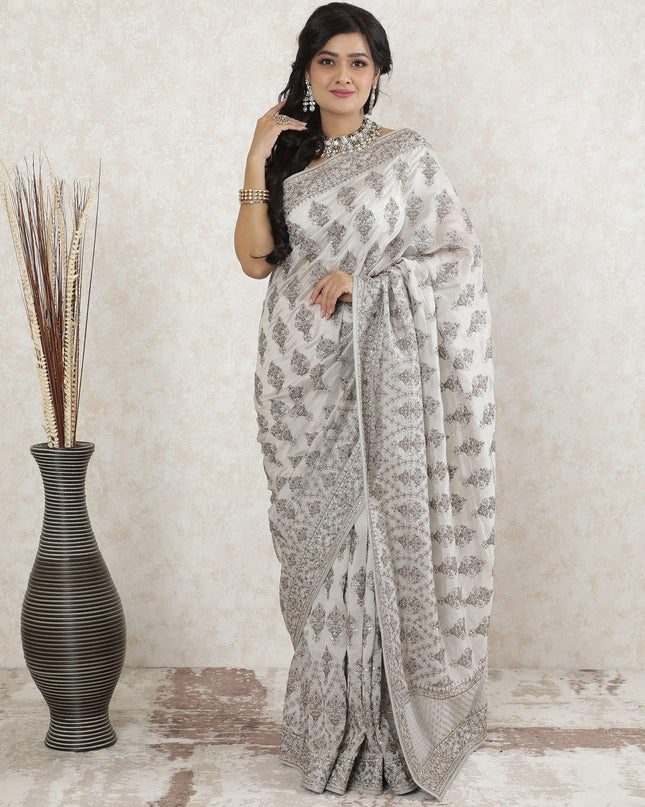 ساري حرير توسار باللون الرمادي اللؤلؤي بنفس اللون، تطريز باللون البني والأخضر الغاب مع عمل حجري بتصميم الأزهار-D13490