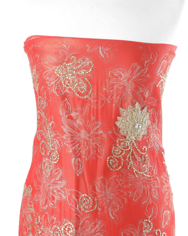 قماش شيفون جورجيت باللون الأحمر القرمزي مع طباعة فويل ذهبية وتطريز ذهبي وأعمال حجرية بتصميم الأزهار