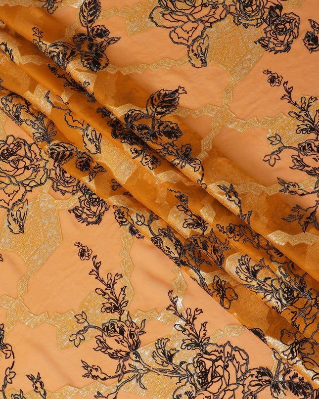 قماش شيفون حرير خالص برتقالي فاخر مع قطيع أسود به بريق ولوريكس معدني ذهبي بتصميم زهور-D13724