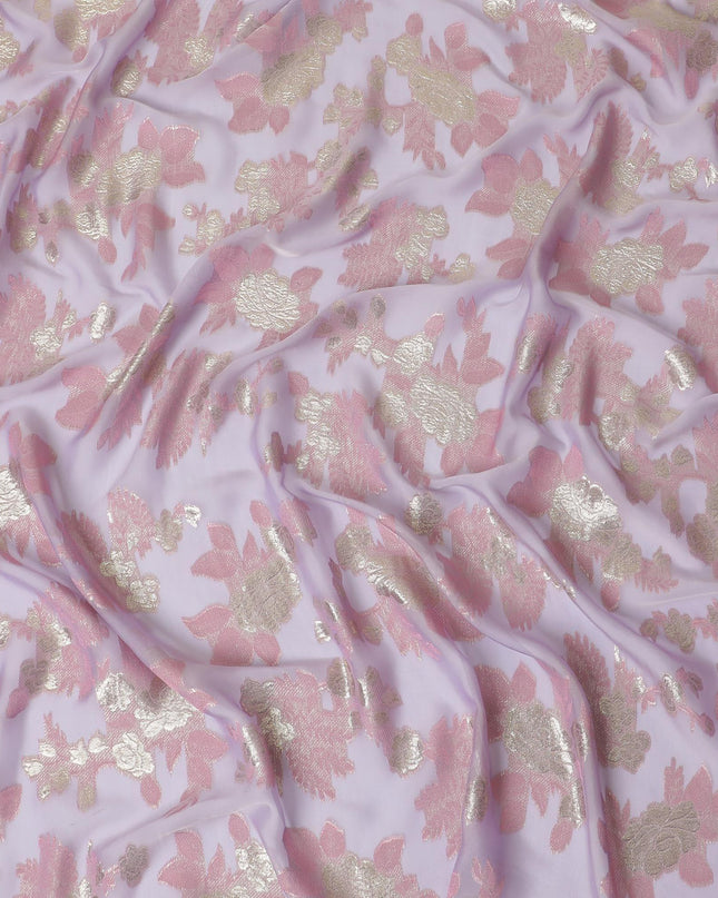 قماش شيفون حريري فرنسي (فرنساوي) فاخر باللون الخزامي مع فيسكوز وردي فاتح ولوريكس معدني ذهبي بتصميم زهور-D14056