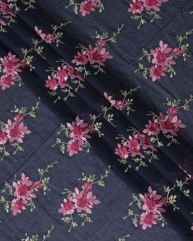 قماش فوال من القطن الخالص باللون الأزرق الداكن مع تطريز باللون الوردي القرميدي والأخضر الداكن والبيج بتصميم الأزهار-D15243