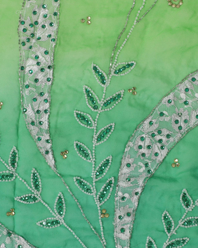 قماش من الشيفون جورجيت الأخضر إلى الأخضر الفارسي مع تطريز فضي مع خرز أبيض، وأحجار ذهبية وخضراء بتصميم أوراق الشجر