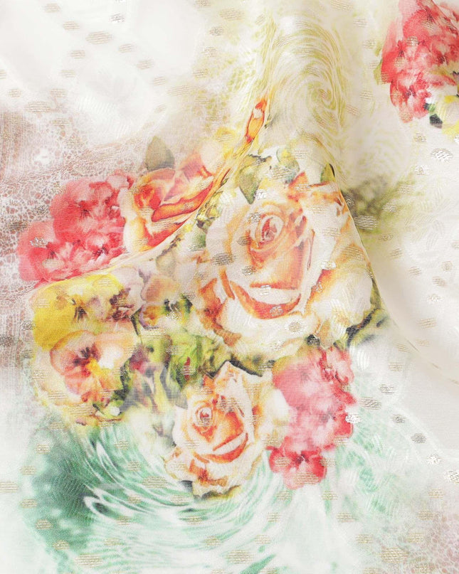 قماش من الشيفون الحريري باللون الأبيض الفاتح مع طباعة متعددة الألوان بتصميم الأزهار مع اللوريكس المعدني الذهبي -D6954