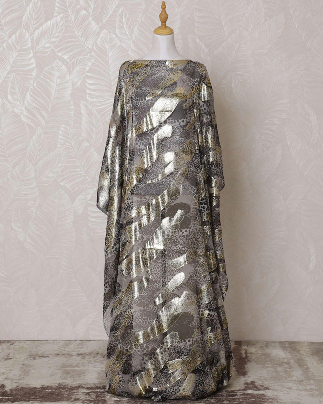 قماش ديراك من الشيفون الحريري الخالص باللون الرمادي السحابي مع طباعة سوداء مع لوريكس معدني ذهبي بتصميم تجريدي-D15606