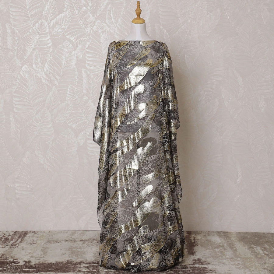 قماش ديراك من الشيفون الحريري الخالص باللون الرمادي السحابي مع طباعة سوداء مع لوريكس معدني ذهبي بتصميم تجريدي-D15606