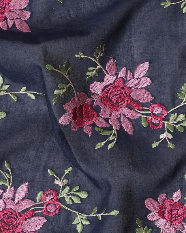 قماش فوال من القطن الخالص باللون الأزرق الداكن مع تطريز باللون الوردي القرميدي والأخضر الداكن والبيج بتصميم الأزهار-D15243