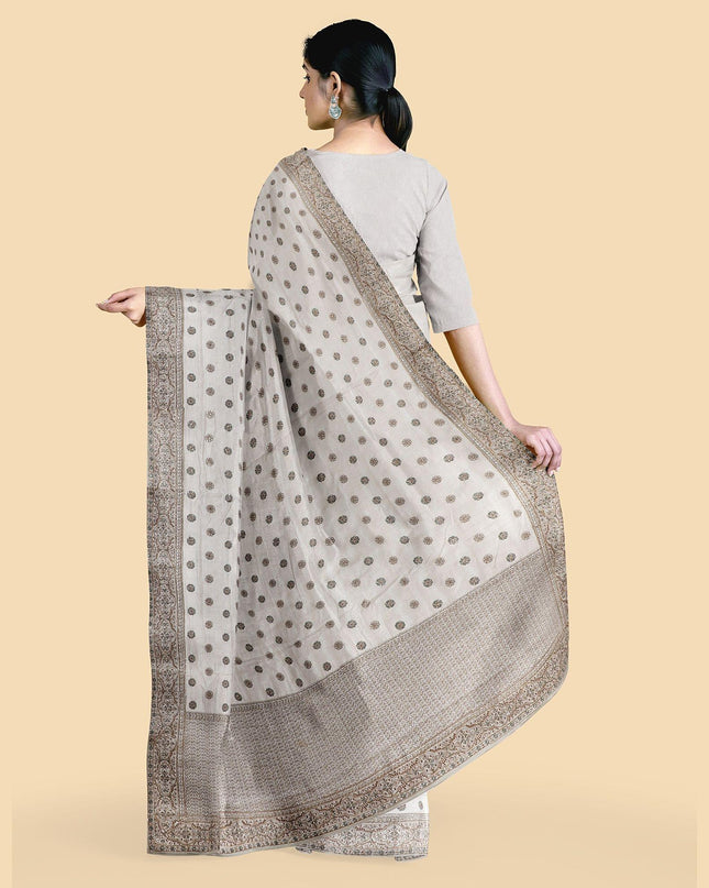 ساري حرير شانديري صناعي باللون الرمادي السحابي مع تطريز وأحجار بتصميم زهور. قطعة بلوزة بنفس اللون-D12748