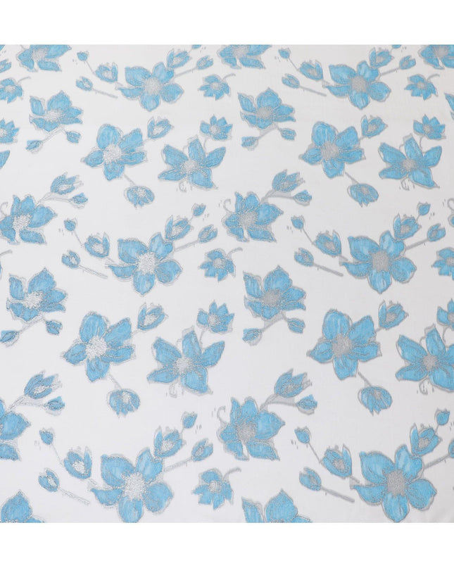 قماش شيفون حريري فرنسي (فرنساوي) فاخر باللون الأبيض الفاتح مع الفيسكوز الأزرق السماوي مع لوريكس معدني رمادي فضي بتصميم زهور -D14060