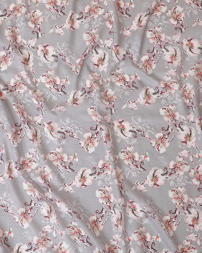 قماش قطني باللون الرمادي السحابي مع طباعة باللون البيج والمارون والوردي الزهري بتصميم الأزهار D9019