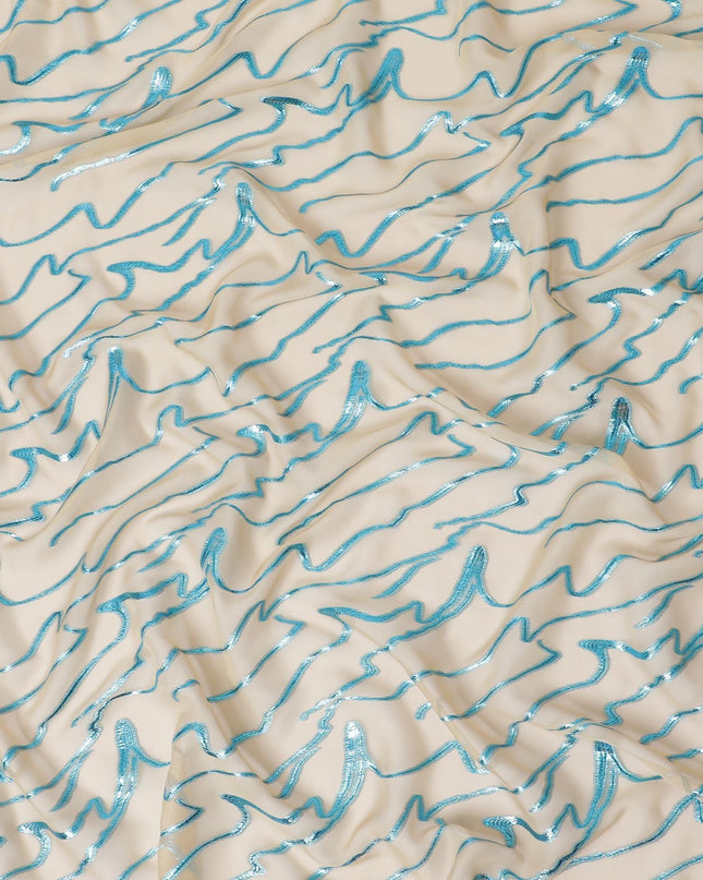 قماش شيفون من الحرير الخالص باللون البيج الرملي مع لوريكس معدني أزرق سماوي بتصميم تجريدي-D11515