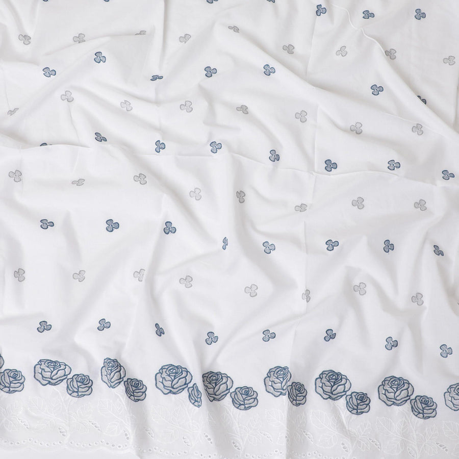 قماش فوال من القطن الخالص الأبيض الفاخر بنفس اللون والتطريز الأزرق بتصميم الأزهار-D13602