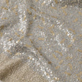 قماش محبوك باللون البيج شانتاريل مع ترتر فضي وذهبي بتصميم تجريدي