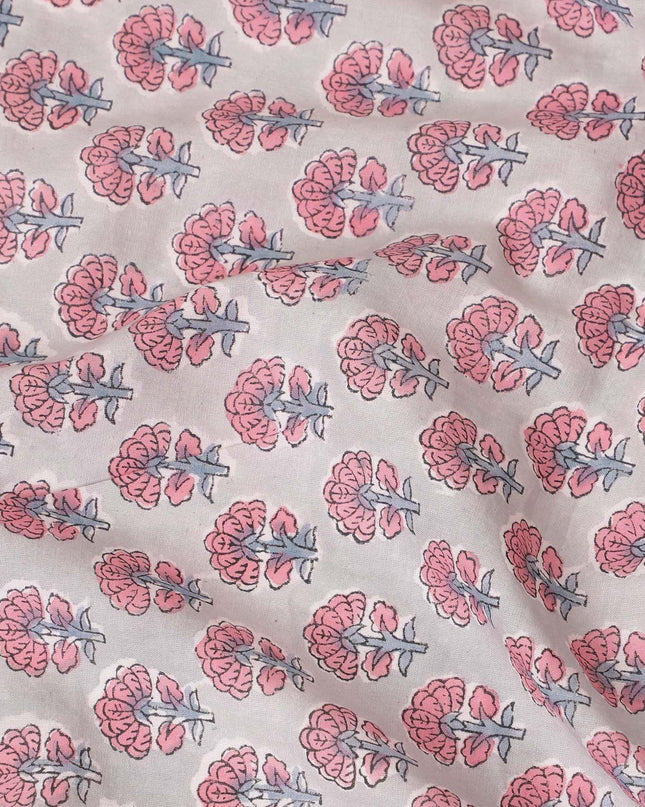 نسيج من القطن العضوي باللون الرمادي السحابي مع طباعة باللون الوردي الفاتح والأسود والرمادي للعملات المعدنية بتصميم الأزهار-D13868