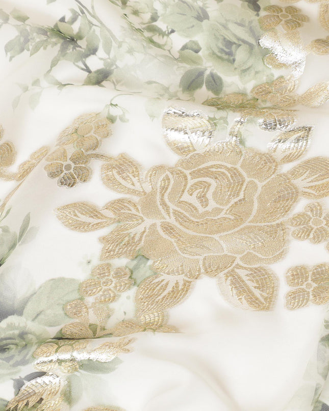 قماش شيفون من الحرير الخالص باللون الأبيض الفاتح مع طباعة باللون الأخضر الغاري والأسود مع لوريكس معدني ذهبي بتصميم الأزهار - D8329