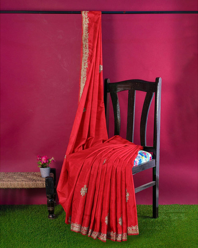 ساري من الحرير الخالص باللون الأحمر القرمزي مع خرزات يدوية بتصميم فاخر. قطعة بلوزة بنفس اللون-D12753