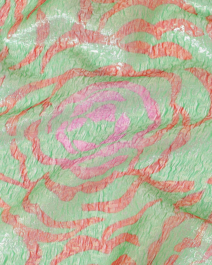 قماش شيفون من الحرير الخالص باللون الأخضر الباستيل مع طباعة باللون الأحمر القرميدي والوردي الساخن مع لوريكس معدني ذهبي بتصميم فاخر - D8983