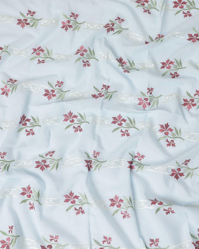 قماش فوال من القطن الخالص باللون الأزرق الفاتح مع تطريز باللون الأخضر الداكن والبيج والأحمر القرمزي بتصميم الأزهار-D13696