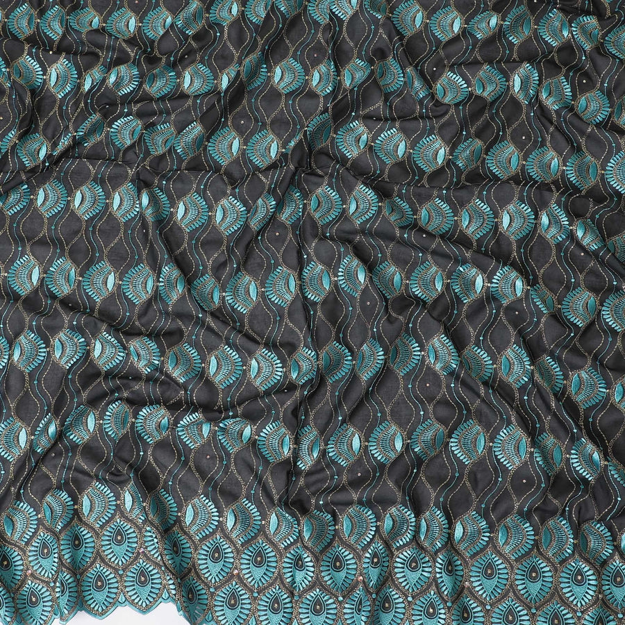 قماش الفوال القطني السويسري الخالص بنسبة 100% باللون الأسود (الثوب السوداني) مع تطريز باللون الأزرق والذهبي مع أعمال حجرية بتصميم الأزهار-D13567