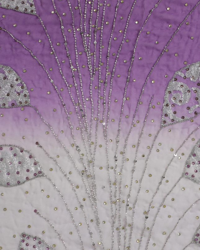 قماش شيفون جورجيت باللون الأبيض الفاتح إلى الخزامي مع تطريز فضي وخرز وترتر مع عمل حجر الذهب واللافندر في تصميم أوراق الشجر