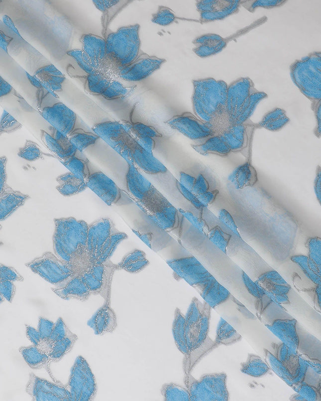 قماش شيفون حريري فرنسي (فرنساوي) فاخر باللون الأبيض الفاتح مع الفيسكوز الأزرق السماوي مع لوريكس معدني رمادي فضي بتصميم زهور -D14060