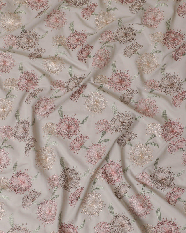 قماش فوال قطني باللون الرمادي اللؤلؤي مع تطريز باللون الأخضر الداكن والخوخ والبيج بتصميم الأزهار-D14471