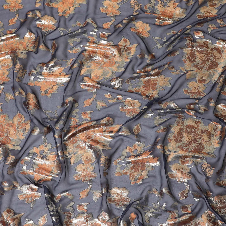 قماش شيفون من الحرير الخالص باللون الأزرق الداكن مع الفيسكوز النحاسي والوركس المعدني الذهبي بتصميم الأزهار-D12517