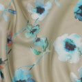 قماش من الشيفون الحريري باللون البيج اللاتيه مع طباعة باللون الأزرق الفيروزي والأسود وأزرق المايا بتصميم الأزهار