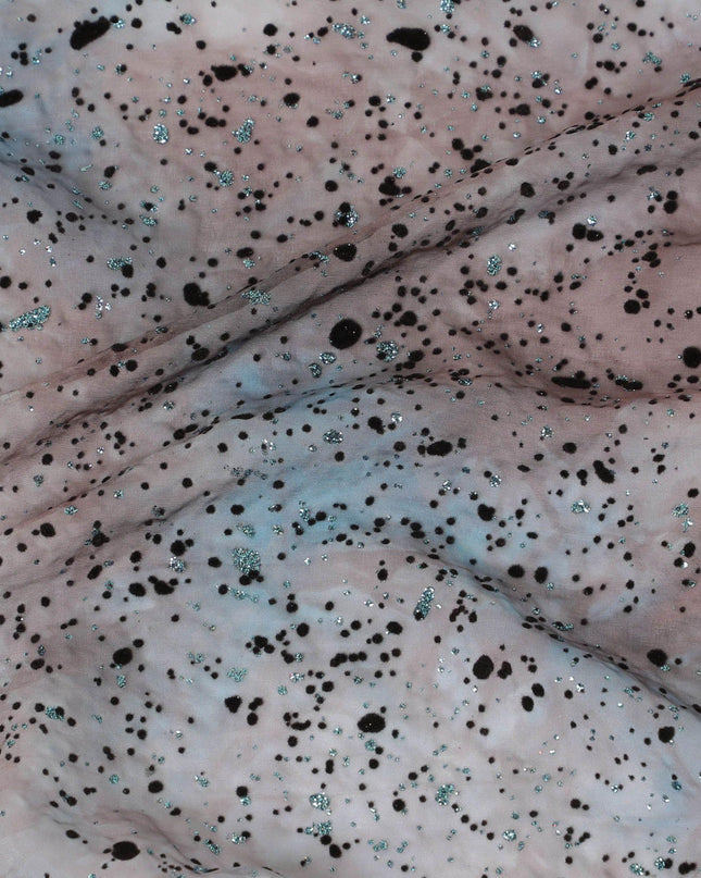 قماش شيفون حريري فرنسي (فرنساوي) فاخر باللون الرمادي اللؤلؤي مع ربطة عنق بنية شاحبة وربطة عنق زرقاء فاتحة وطباعة قالب تحتوي على قطيع أسود وبريق أزرق فاتح بتصميم تجريدي-D14070