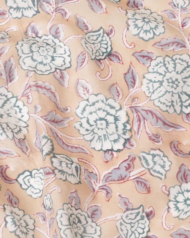 قماش قطني باللون البيج اللاتيه مع طباعة باللون الأبيض الفاتح والرمادي والأخضر البحري بتصميم الأزهار-D8442