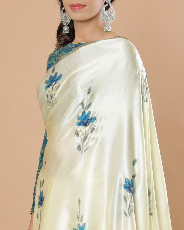 ساري من الساتان الحريري الخالص باللون البيج مع طباعة يدوية باللون الرمادي والأزرق مع لمعان ذهبي بتصميم زهور-D8743S