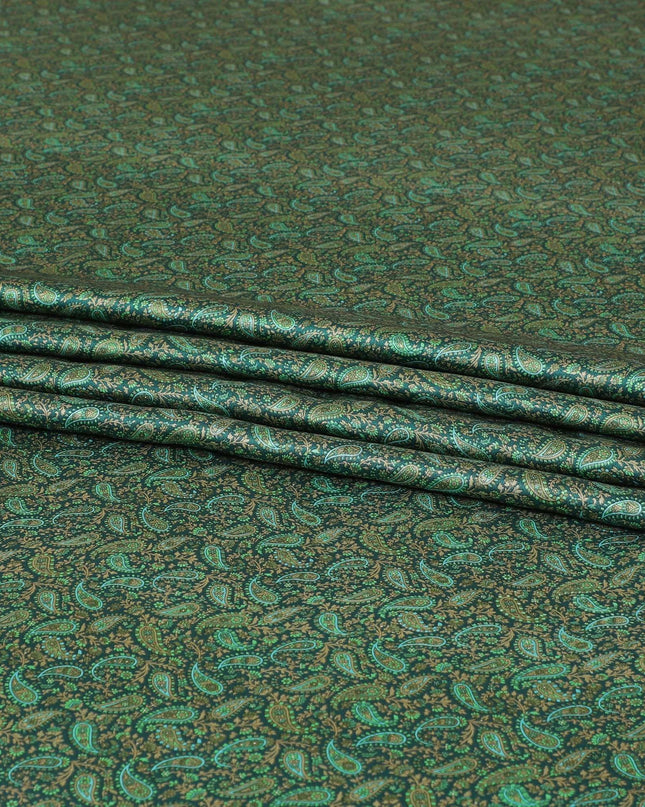 قماش ساتان من الحرير الخالص باللون الأخضر الغاب مع طباعة باللونين البيج والأخضر الداكن بتصميم بيزلي-D8223