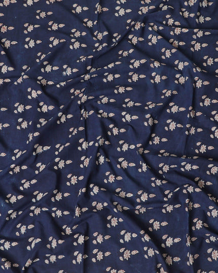 قماش من القطن العضوي باللون الأزرق الداكن مع طباعة باللونين البيج والبني الشوكولاتة بتصميم فاخر-D13874