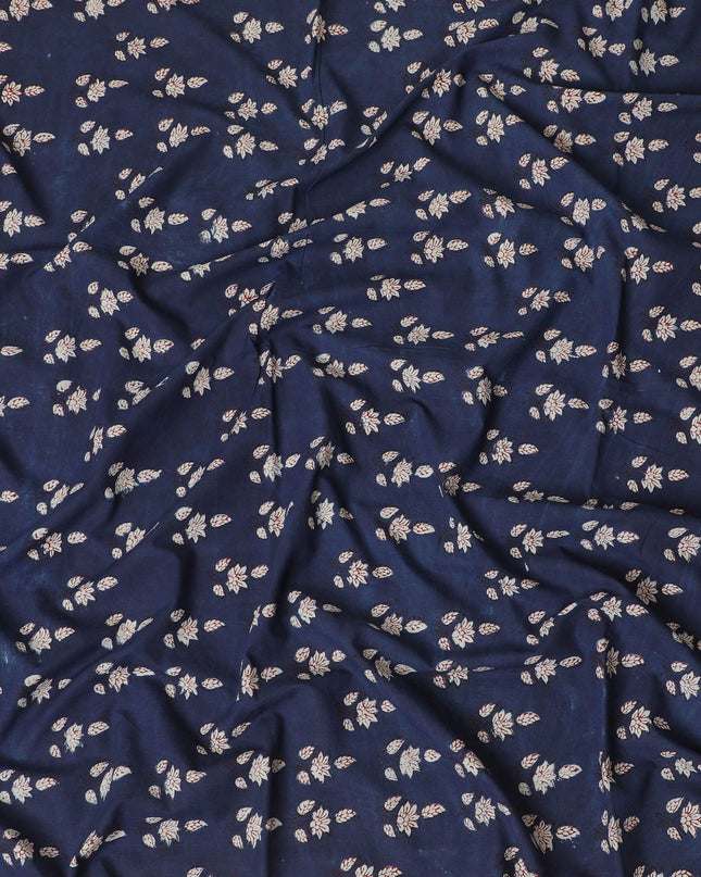 قماش من القطن العضوي باللون الأزرق الداكن مع طباعة باللونين البيج والبني الشوكولاتة بتصميم فاخر-D13874