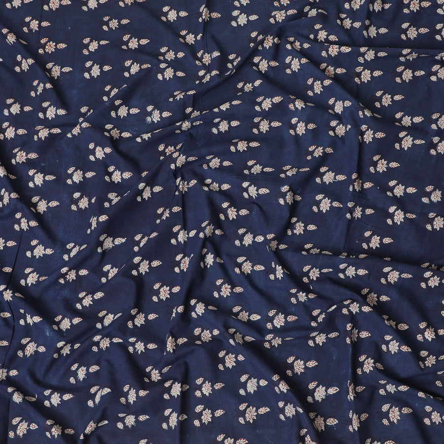 قماش من القطن العضوي باللون الأزرق الداكن مع طباعة باللونين البيج والبني الشوكولاتة بتصميم فاخر-D13874