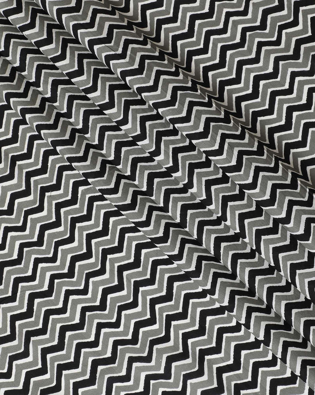 قماش من القطن العضوي باللون الأبيض مع طباعة شاشة سوداء وبيضاء وخضراء بتصميم تجريدي - D10286