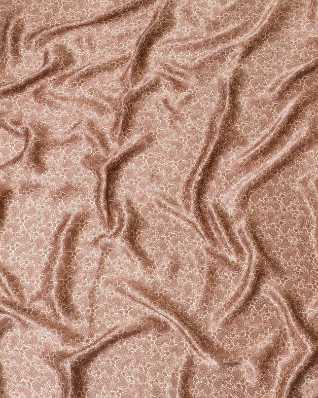 قماش ساتان من الحرير الخالص باللون البيج اللاتيه مع طباعة باللون الرمادي والبني الرملي بتصميم بيزلي-D8216