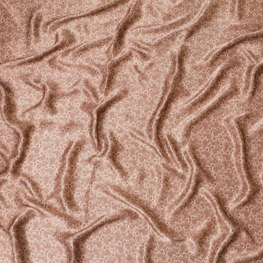 قماش ساتان من الحرير الخالص باللون البيج اللاتيه مع طباعة باللون الرمادي والبني الرملي بتصميم بيزلي-D8216