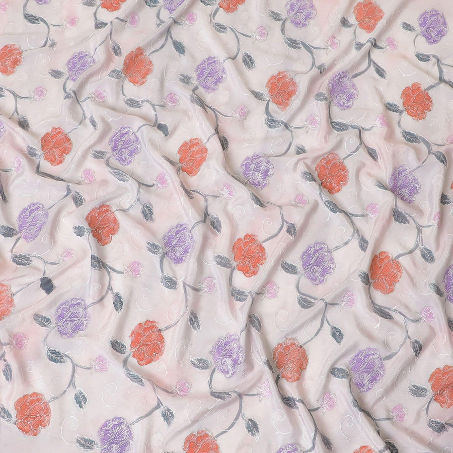 قماش كريب من الحرير الخالص باللون الرمادي الخزامي بنفس اللون، وطباعة باللون الأحمر القرميدي والرمادي مع تطريز متعدد الألوان بتصميم الأزهار-D8145