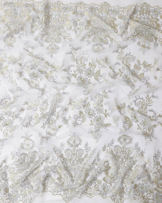قماش تول نايلون رمادي سحابي مع تطريز فضي وذهبي فاتح مع أعمال حجرية بتصميم الأزهار-D11680