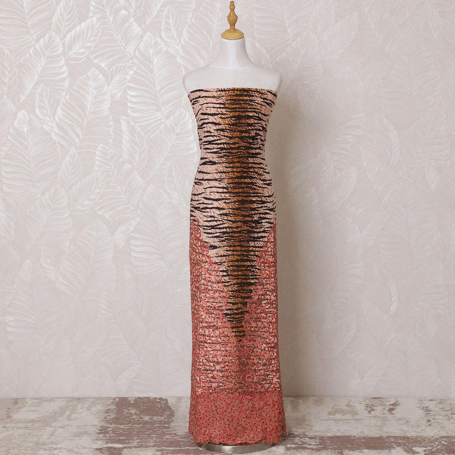 قماش قطني مخلوط باللون البيج اللاتيه مع طباعة باللون الأسود والبني مع تطريز خوخ وأعمال حجرية بتصميم فاخر -D15085