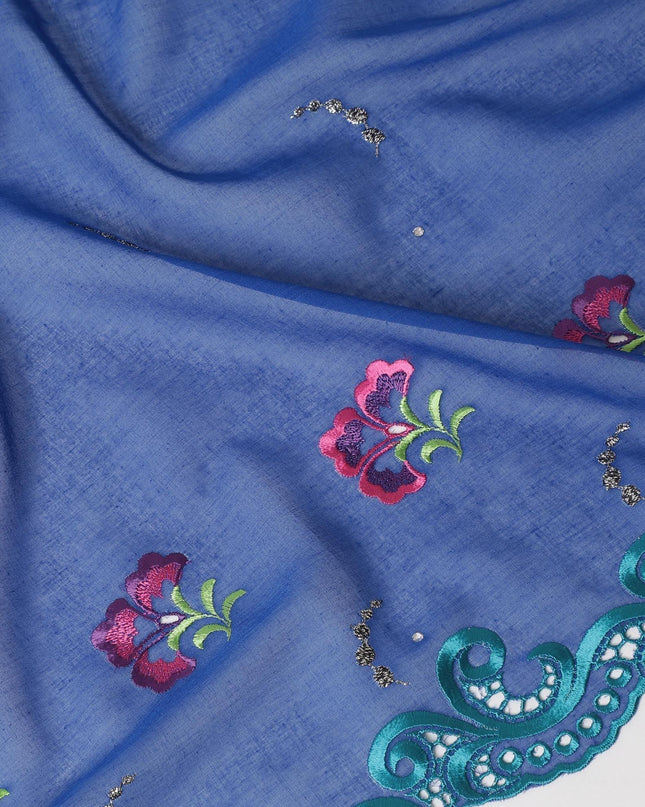 قماش فوال من القطن السويسري باللون الأزرق الملكي مع تطريز معدني باللون الأخضر الزيتوني والوردي الساخن والأرجواني والأزرق الفيروزي والفضي بتصميم الأزهار مع أعمال حجرية-D6392