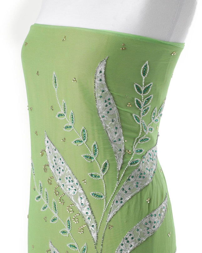 قماش من الشيفون جورجيت الأخضر إلى الأخضر الفارسي مع تطريز فضي مع خرز أبيض، وأحجار ذهبية وخضراء بتصميم أوراق الشجر