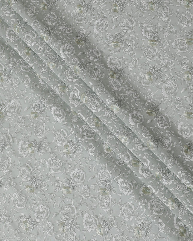 قماش الفوال القطني الخالص الفاخر من Brook Green بنفس اللون، طباعة باللون الأبيض الفاتح بها تطريز باللون الأخضر الداكن بتصميم الأزهار-D15040