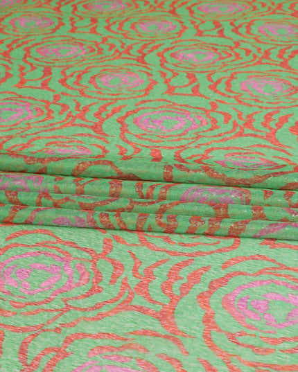 قماش شيفون من الحرير الخالص باللون الأخضر الباستيل مع طباعة باللون الأحمر القرميدي والوردي الساخن مع لوريكس معدني ذهبي بتصميم فاخر - D8983