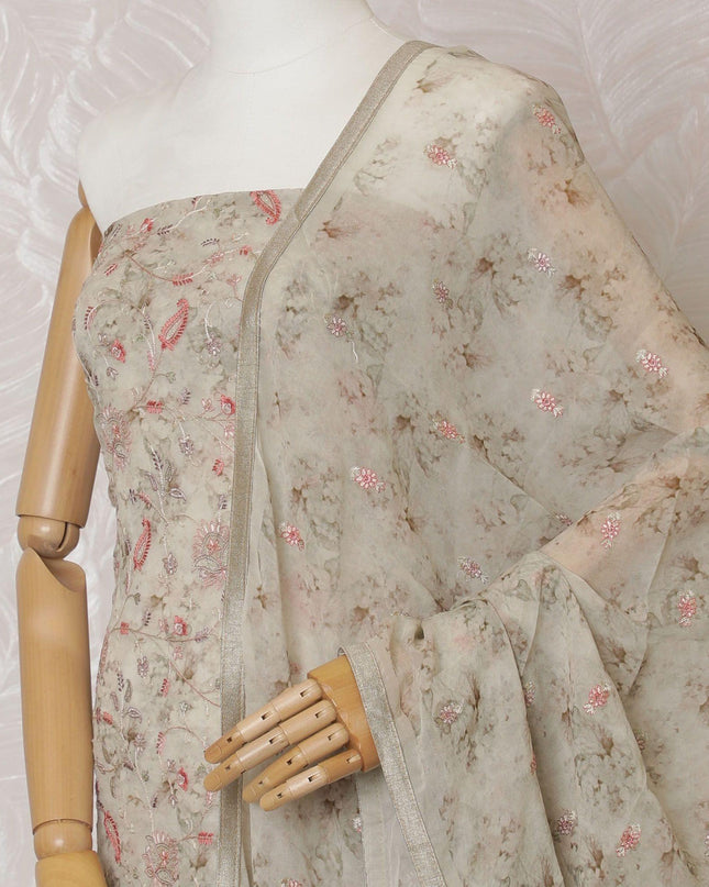 قميص جورجيت فاخر باللون البيج الفاتح مع طباعة متعددة الألوان مع تطريز شيكانكاري وترتر بتصميم زهور. سلوار سادة باللون البيج الفاتح مع وشاح جورجيت بنفس اللون مع طباعة متعددة الألوان -D15566