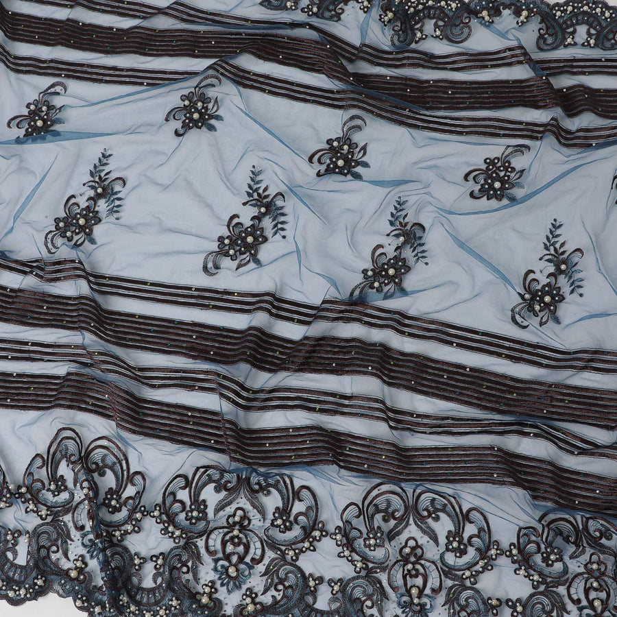 قماش تول نايلون أزرق بروسي بنفس اللون، وتطريز معدني بني ولآلئ وأحجار متعددة الألوان بتصميم تجريدي