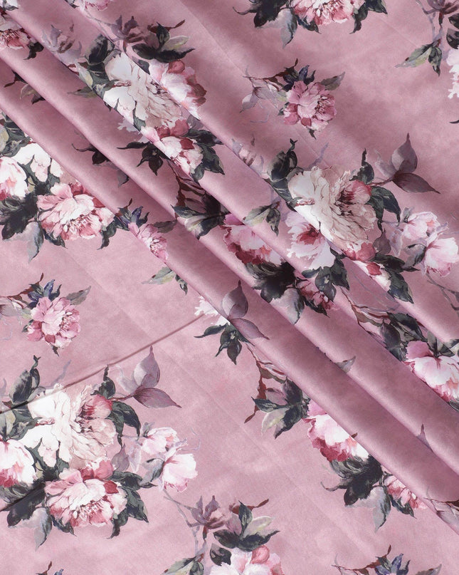 قماش ساتان صناعي وردي قرميدي مع طباعة باللون الأبيض الفاتح والأخضر الزجاجي والبيج بتصميم الأزهار-D10273