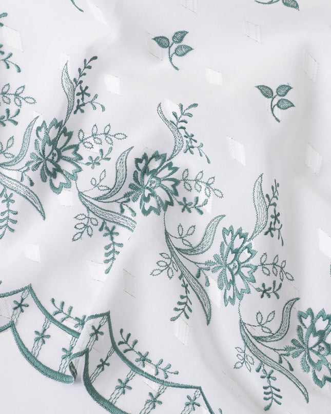 ثوب فوال من القطن السويسري الفاخر باللون الأبيض بنفس اللون والتطريز باللون الأخضر البحري بتصميم الأزهار مع أعمال الحجر-D11628