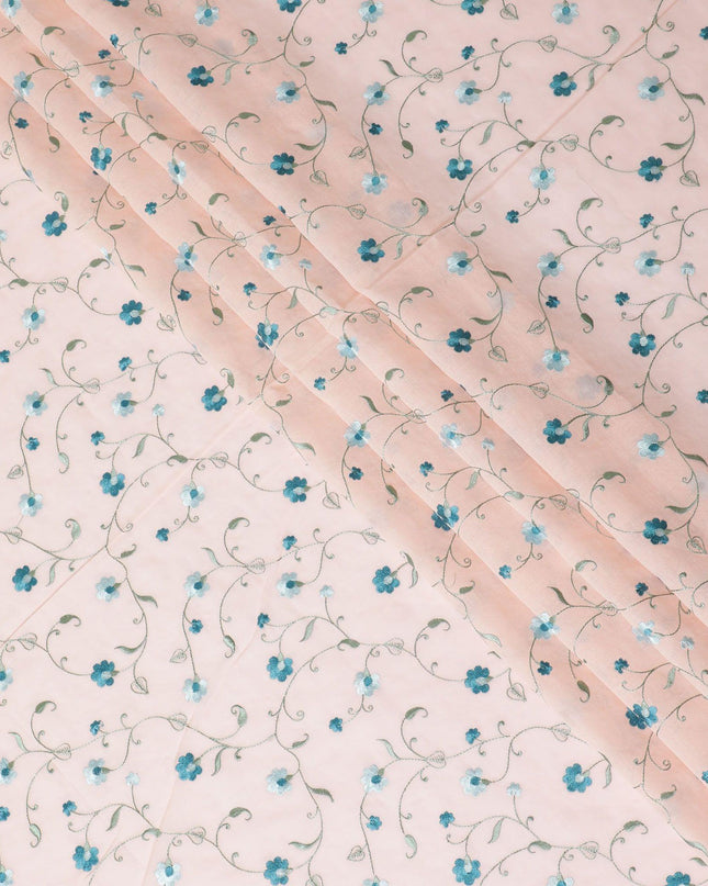 قماش الفوال القطني الخوخي مع تطريز باللون الأزرق الياقوتي والأخضر الزيتوني والأزرق الفاتح بتصميم الأزهار-D11083