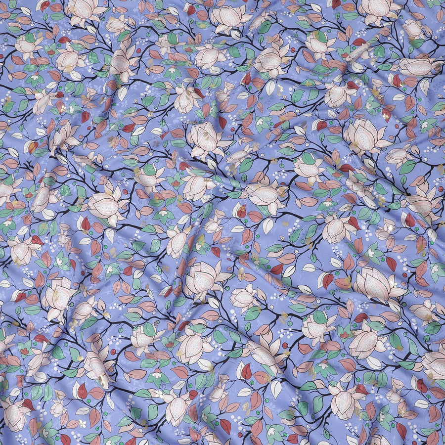 قماش ساتان حريري إيطالي خالص فاخر باللون الأزرق اللافندر مع جاكار بنفس اللون مع طباعة متعددة الألوان ولوريكس معدني ذهبي بتصميم زهور - 14305